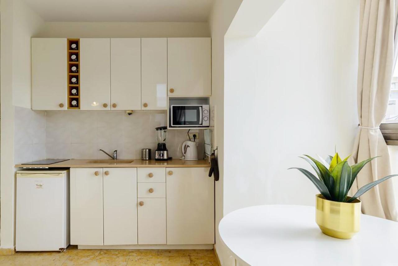 Bright And Spacious Loft By The Sea With Bomb Shelter Тель-Авив Экстерьер фото